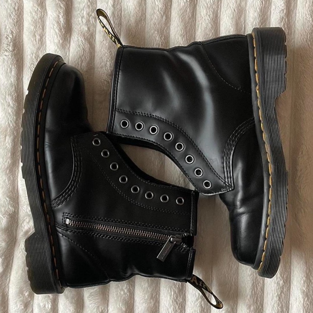 1460 Elastic Smooth Leather laceless zip up Dr. Marten black boot